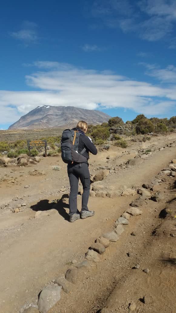 Ein Bergsteiger auf dem Weg Richtung Kibo