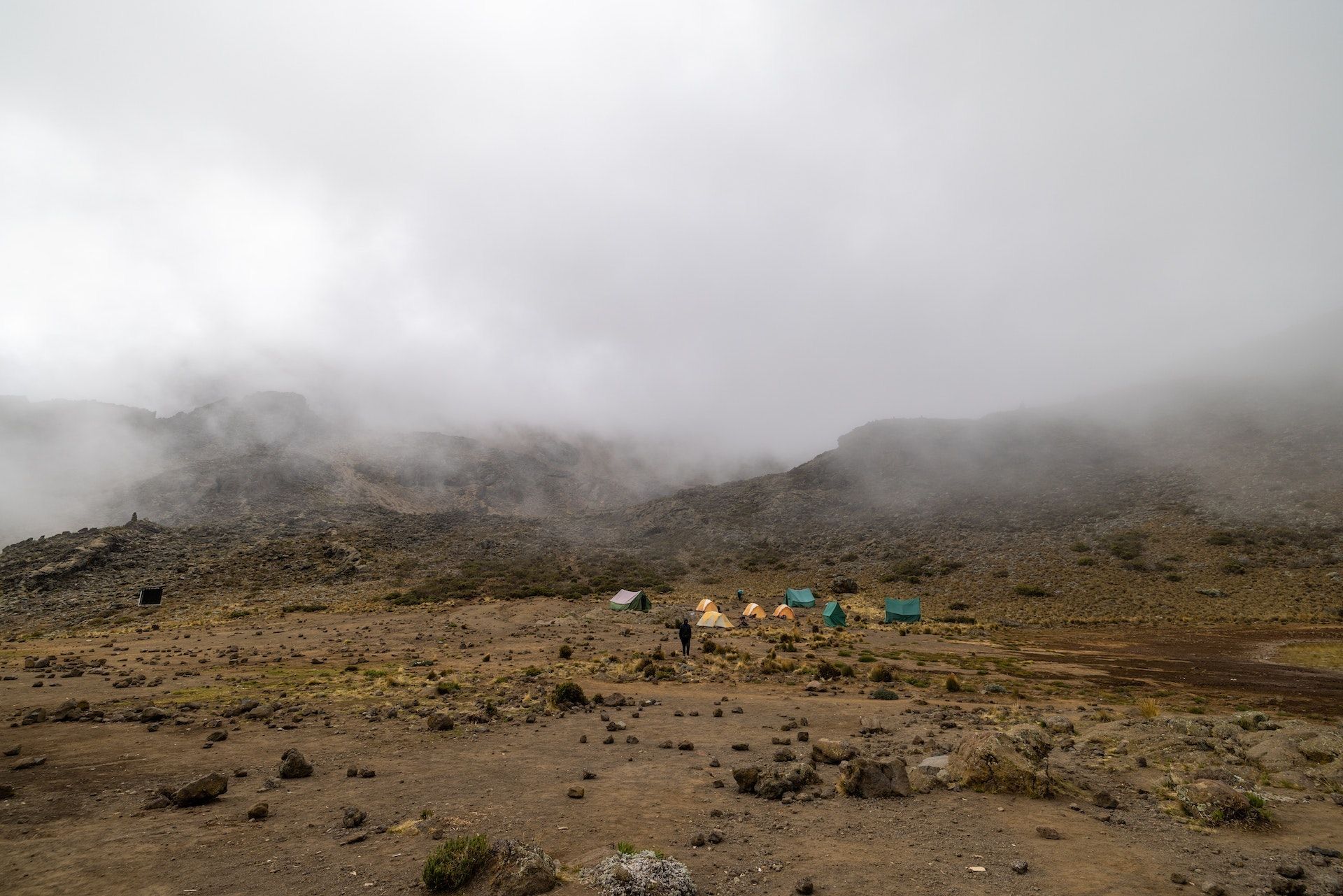 Zelte in einem nebligen Camp in der alpinen Wüste